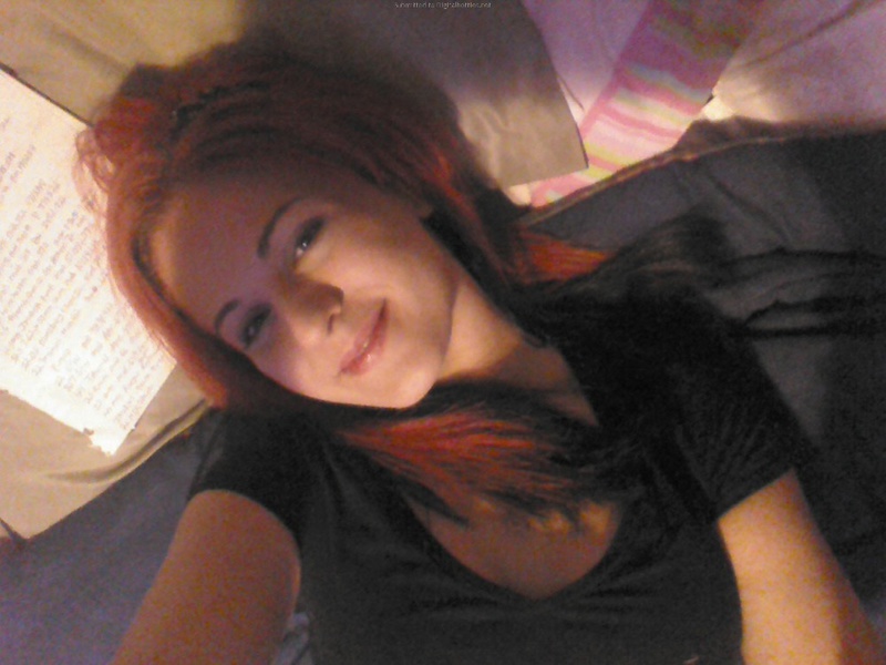 Рыжая девчонка любит погулять и по-позировать голой 21 фото Рыжая девчонка любит погулять и по-позировать голой 21 фото