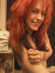 Рыжая девчонка любит погулять и по-позировать голой