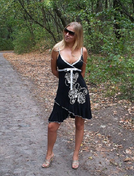 Молодая блонда оголилась на природе 1 фото Молодая блонда оголилась на природе 1 фото