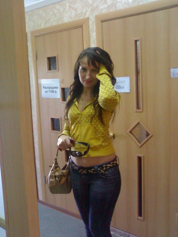 Легла на бок и показала влажную вагину 1 фото Легла на бок и показала влажную вагину 1 фото