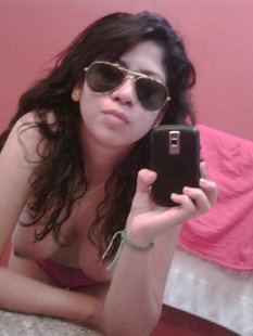 Латино-американка показывает большую грудь