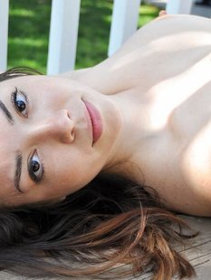 На террасе оголяет свое замечательное тело