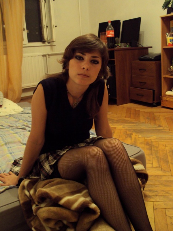 Девушка валяется на постели в нижнем белье и чулках или гуляет 4 фото Девушка валяется на постели в нижнем белье и чулках или гуляет 4 фото