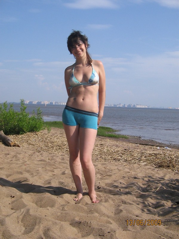 Девушка валяется на постели в нижнем белье и чулках или гуляет 5 фото Девушка валяется на постели в нижнем белье и чулках или гуляет 5 фото