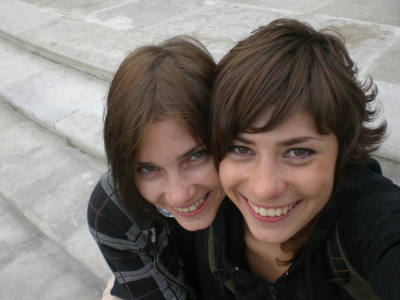 Девушка валяется на постели в нижнем белье и чулках или гуляет 6 фото Девушка валяется на постели в нижнем белье и чулках или гуляет 6 фото