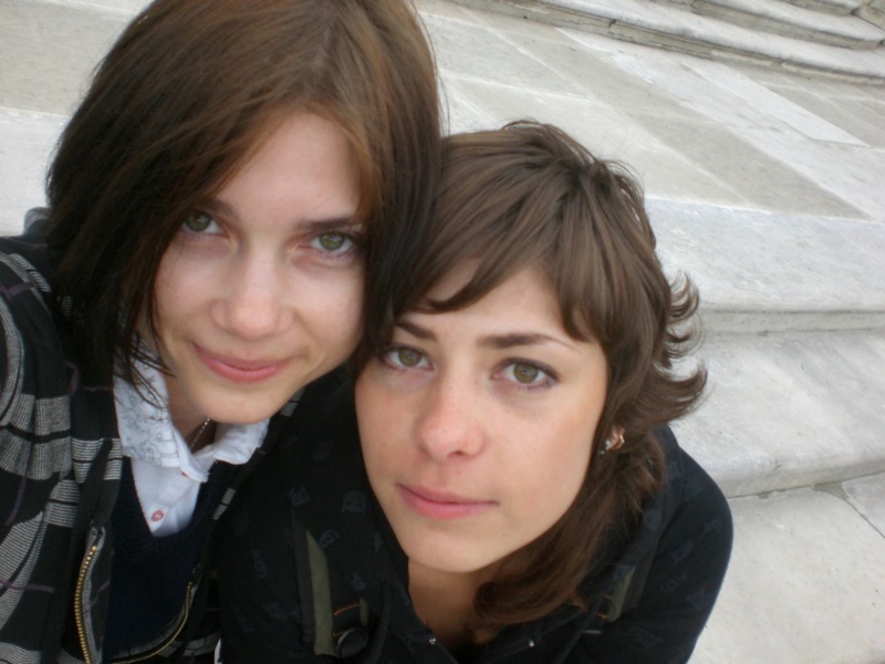 Девушка валяется на постели в нижнем белье и чулках или гуляет 10 фото Девушка валяется на постели в нижнем белье и чулках или гуляет 10 фото