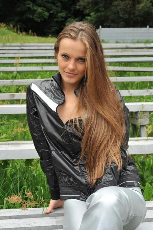 Спортивная девка раздвигает ножки 1 фото Спортивная девка раздвигает ножки 1 фото