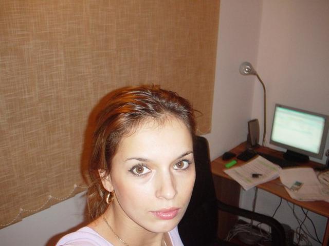 Красивая девушка принимает ванну и шалит в гостиной 20 фото Красивая девушка принимает ванну и шалит в гостиной 20 фото