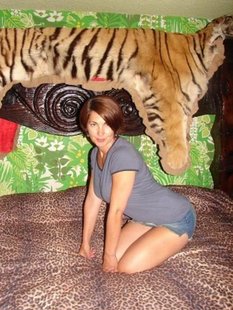 Изящная девушка зазывает нас к себе в гости