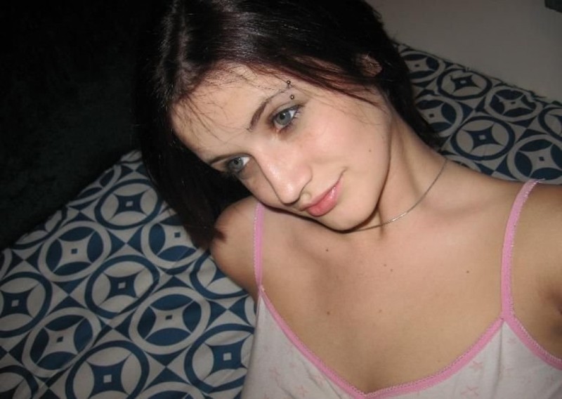 Брюнетка вывалила сиськи и засунула в вагину секс игрушку 3 фото