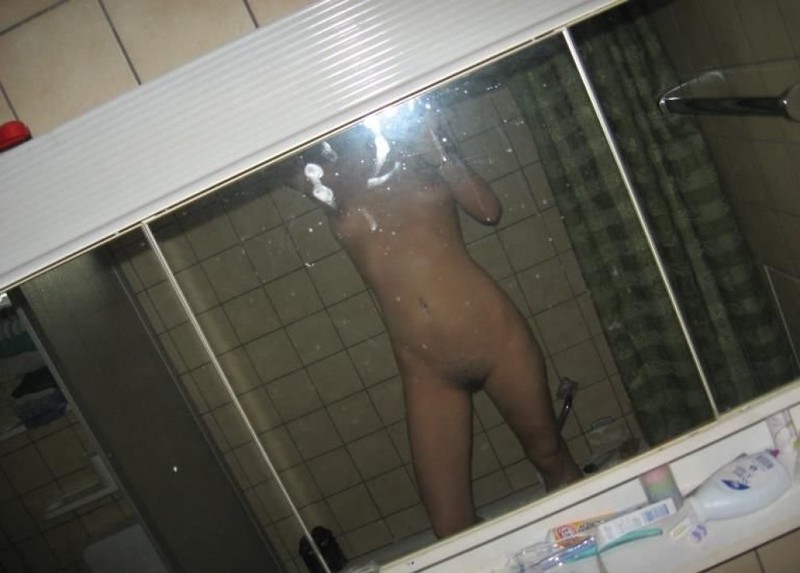 Брюнетка вывалила сиськи и засунула в вагину секс игрушку 7 фото