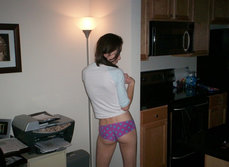 Полуголая демонстрирует нижнее белье 17 фото Полуголая демонстрирует нижнее белье 17 фото