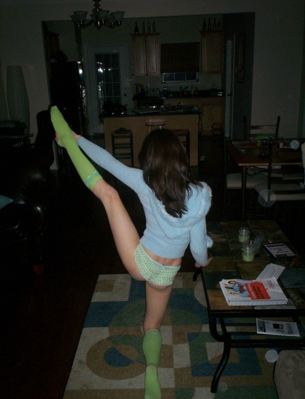 Полуголая демонстрирует нижнее белье 9 фото Полуголая демонстрирует нижнее белье 9 фото