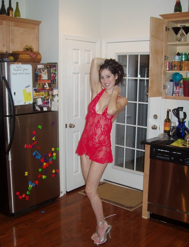 Полуголая демонстрирует нижнее белье 21 фото Полуголая демонстрирует нижнее белье 21 фото