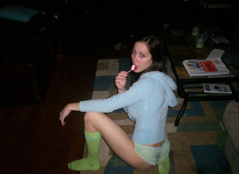 Полуголая демонстрирует нижнее белье 6 фото Полуголая демонстрирует нижнее белье 6 фото