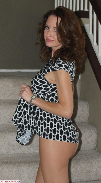 Сексуальная женщина мастурбирует клитор и позирует на камеру 1 фото Сексуальная женщина мастурбирует клитор и позирует на камеру 1 фото