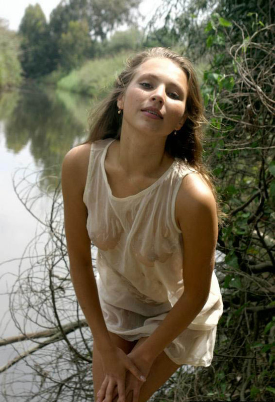 Шикарная девушка соблазняет своими формами на природе 15 фото Шикарная девушка соблазняет своими формами на природе 15 фото