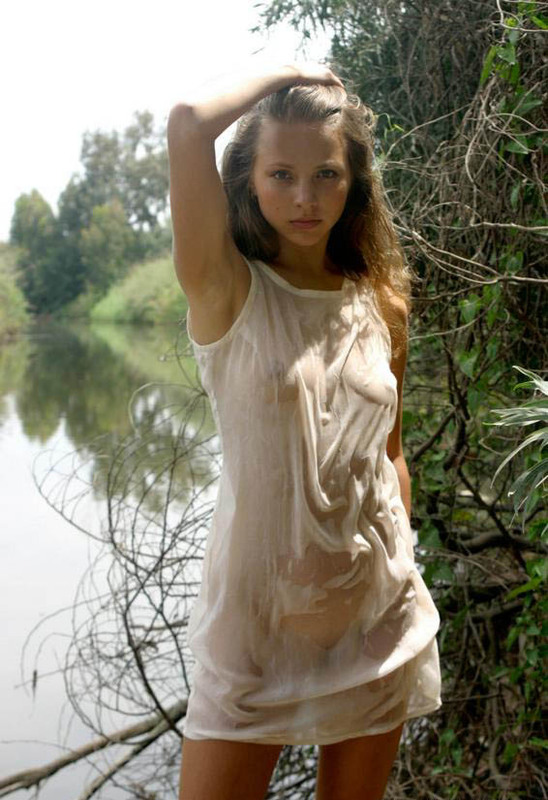 Шикарная девушка соблазняет своими формами на природе 13 фото Шикарная девушка соблазняет своими формами на природе 13 фото