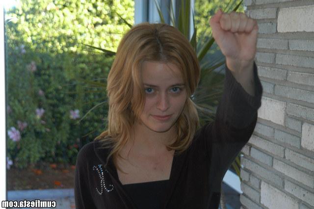 Блондинка затем брюнетка трахаются дома 1 фото