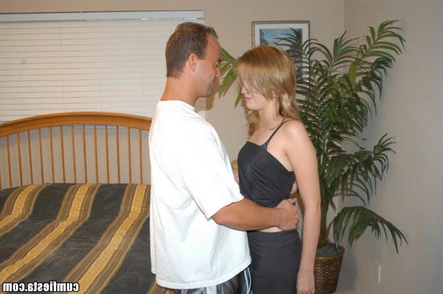 Блондинка затем брюнетка трахаются дома 3 фото