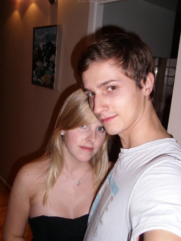 Влюбленная пара снимает свой домашний секс на камеру 1 фото