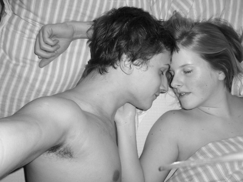 Влюбленная пара снимает свой домашний секс на камеру 20 фото