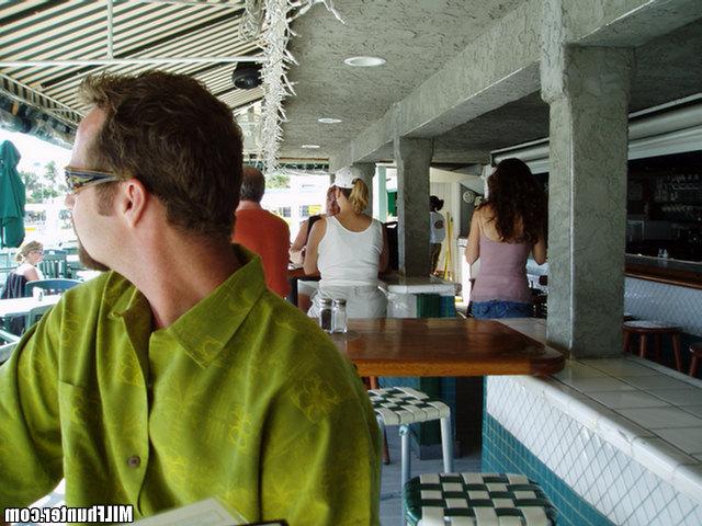 Незнакомец трахается с дамой у себя дома и кончает на лицо 1 фото Незнакомец трахается с дамой у себя дома и кончает на лицо 1 фото