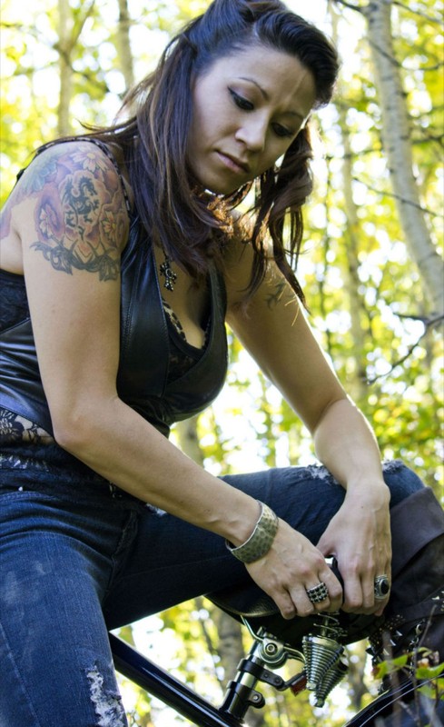 Мамка в лесу разделась до гола 12 фото Мамка в лесу разделась до гола 12 фото