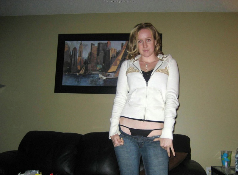 Парни обкончали милое лицо блондинки 2 фото Парни обкончали милое лицо блондинки 2 фото