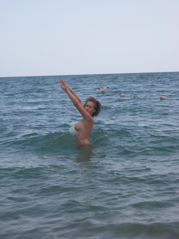 Две молодые любовницы лежат на пляже голышом 6 фото Две молодые любовницы лежат на пляже голышом 6 фото