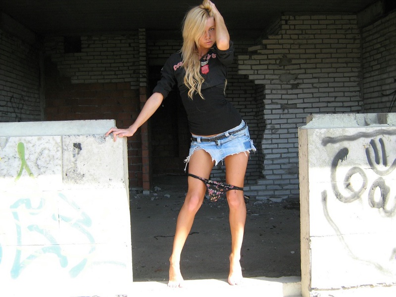 Неуемная сексуальная блондинка гуляет по городу 16 фото Неуемная сексуальная блондинка гуляет по городу 16 фото