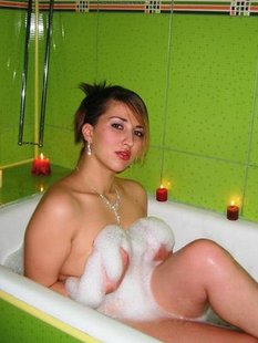 Полная девка играет со своим телом