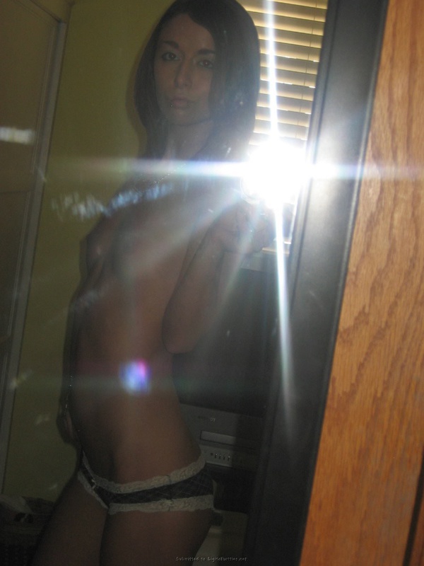 Снимает себя любимую в зеркале 1 фото Снимает себя любимую в зеркале 1 фото