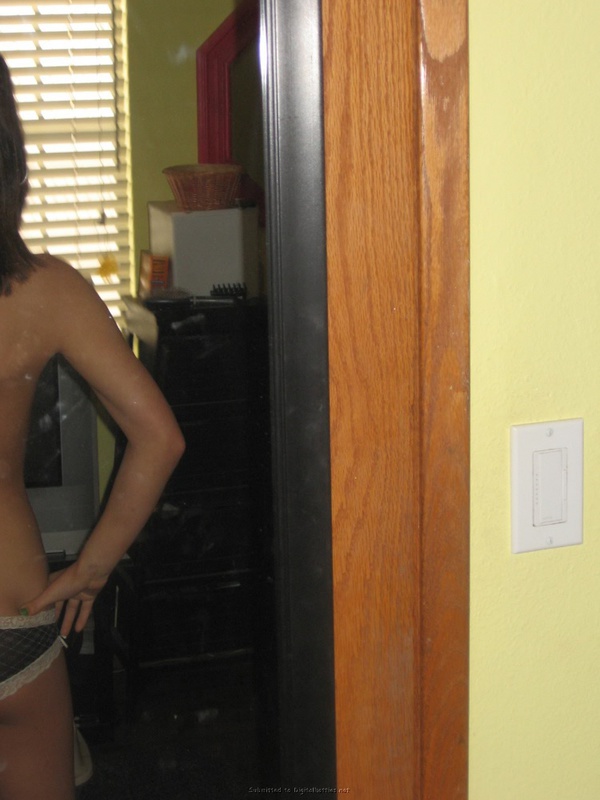 Снимает себя любимую в зеркале 2 фото Снимает себя любимую в зеркале 2 фото