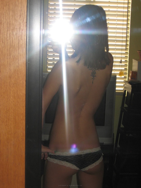 Снимает себя любимую в зеркале 9 фото Снимает себя любимую в зеркале 9 фото