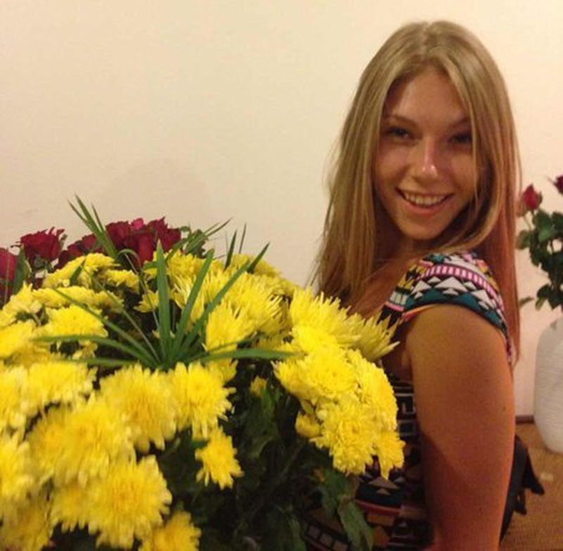 Начинающая модель оказывает свое невинное тело 6 фото