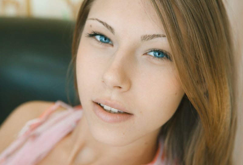 Начинающая модель оказывает свое невинное тело 1 фото