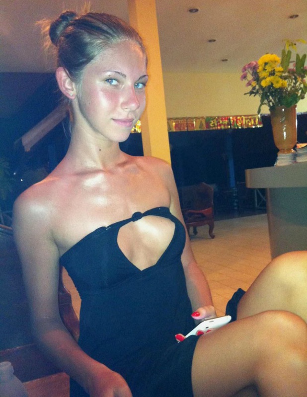 Начинающая модель оказывает свое невинное тело 3 фото