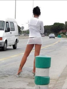 Молодые путаны ловят себе клиентов