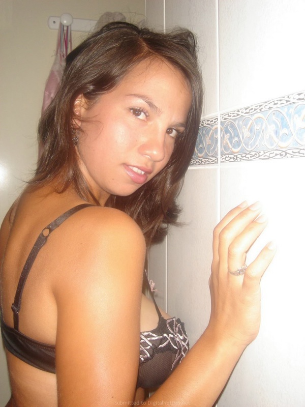 Голая сисястая брюнетка позирует 11 фото Голая сисястая брюнетка позирует 11 фото