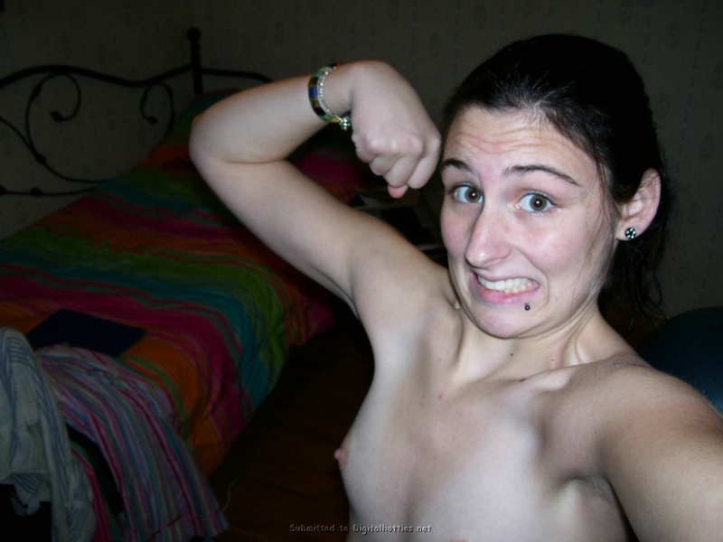 Голая брюнетка скучает в постели 17 фото Голая брюнетка скучает в постели 17 фото