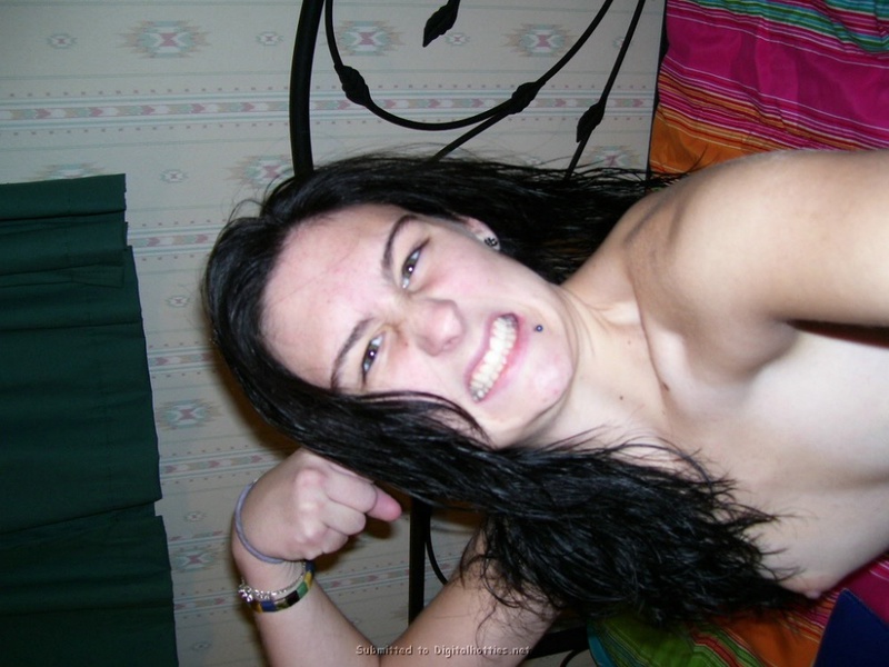 Голая брюнетка скучает в постели 15 фото Голая брюнетка скучает в постели 15 фото