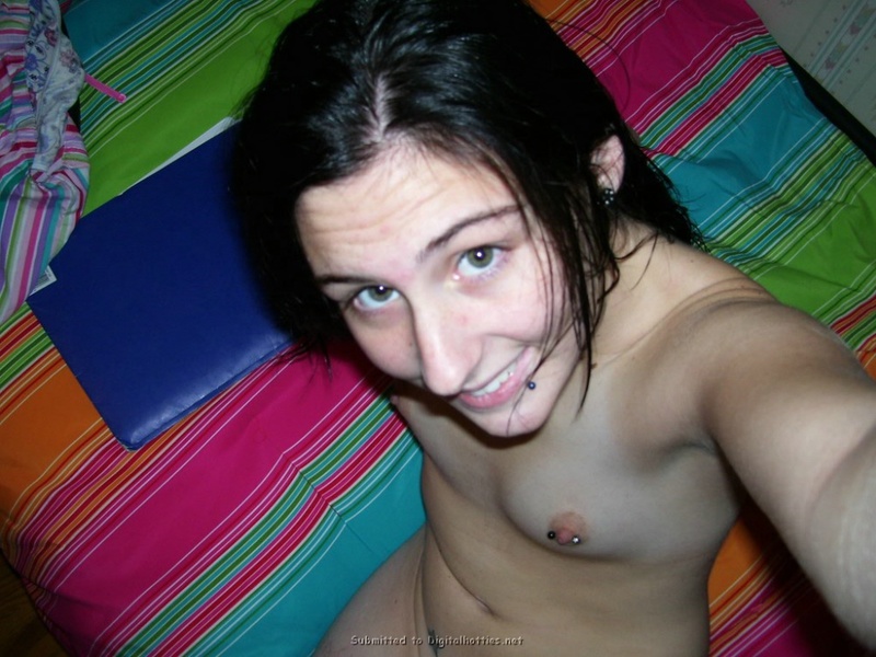 Голая брюнетка скучает в постели 2 фото Голая брюнетка скучает в постели 2 фото