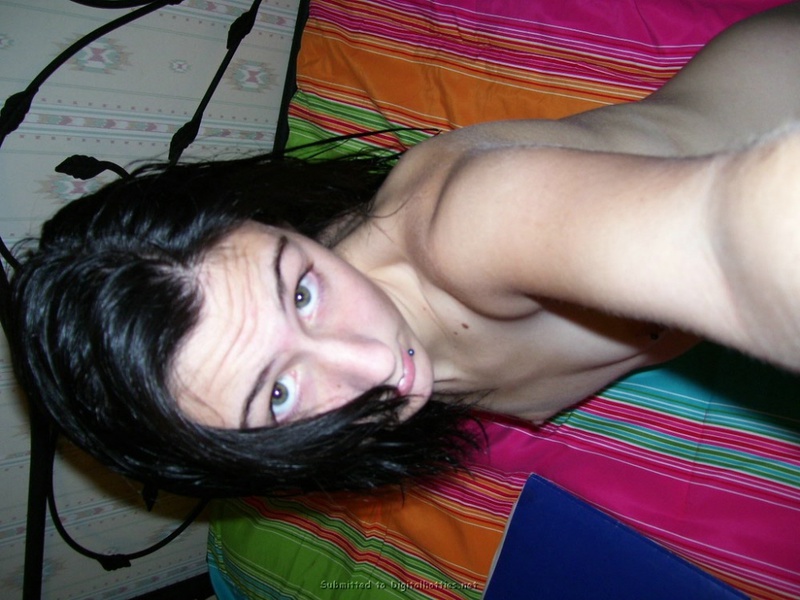 Голая брюнетка скучает в постели 10 фото Голая брюнетка скучает в постели 10 фото