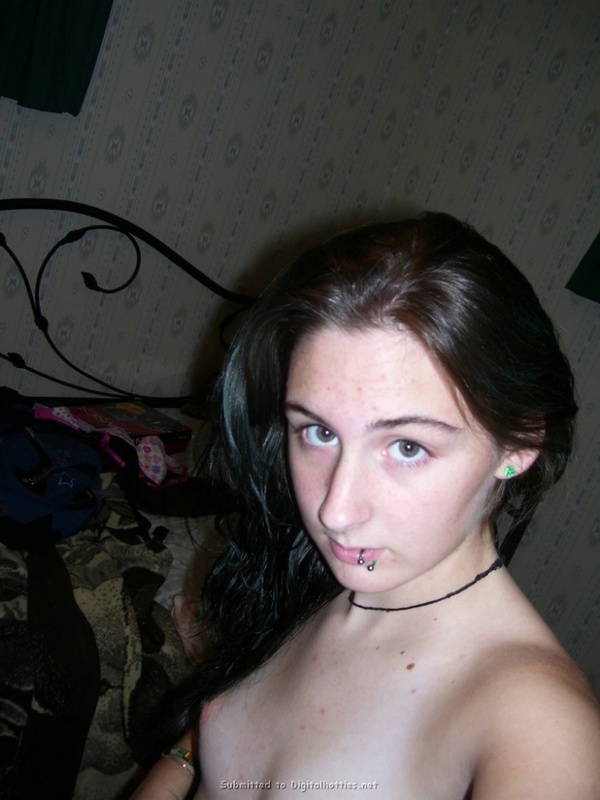 Голая брюнетка скучает в постели 27 фото Голая брюнетка скучает в постели 27 фото