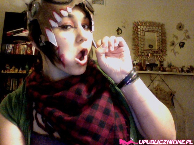 Слегка полная девка оголила тело дома 1 фото