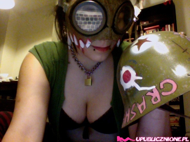 Слегка полная девка оголила тело дома 2 фото