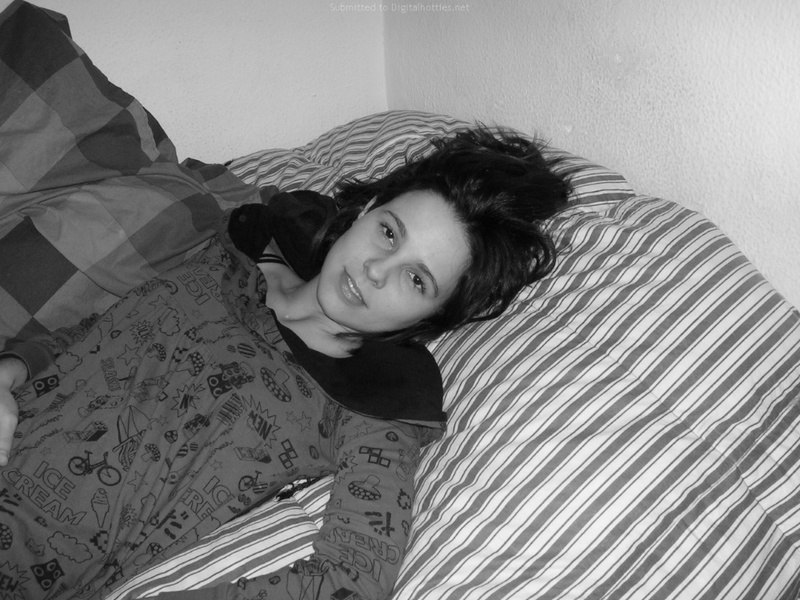 Черно-белые снимки девушки с волосатой пилоткой 2 фото Черно-белые снимки девушки с волосатой пилоткой 2 фото