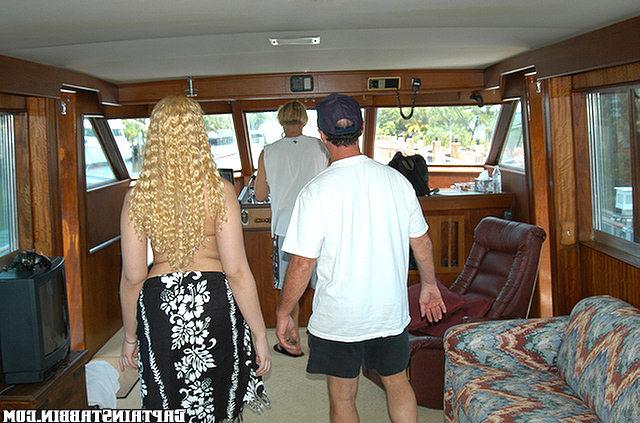 Мулатка трахается с продавцами в магазине 4 фото Мулатка трахается с продавцами в магазине 4 фото