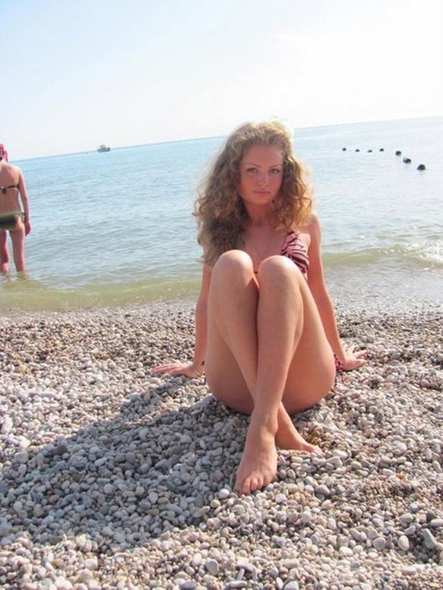 Красивая няшка на берегу моря 10 фото